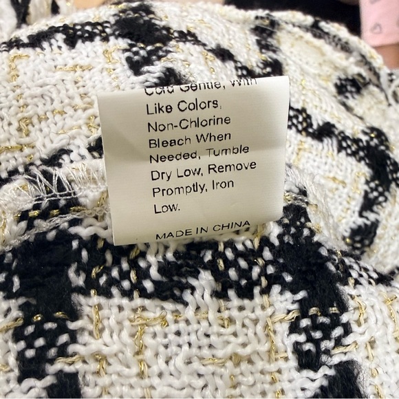 NEW Women’s Black & White Tweed Sleeveless Vest Jacket Gold Buttons Fringe Trim - Picture 8 of 16